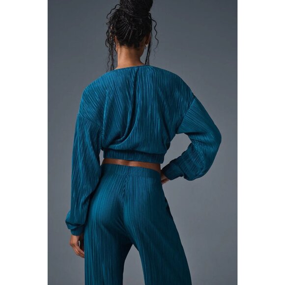 ALO Yoga Cropped Micro Plisse Jacket in Eclipse Blue - Picture 4 of 6